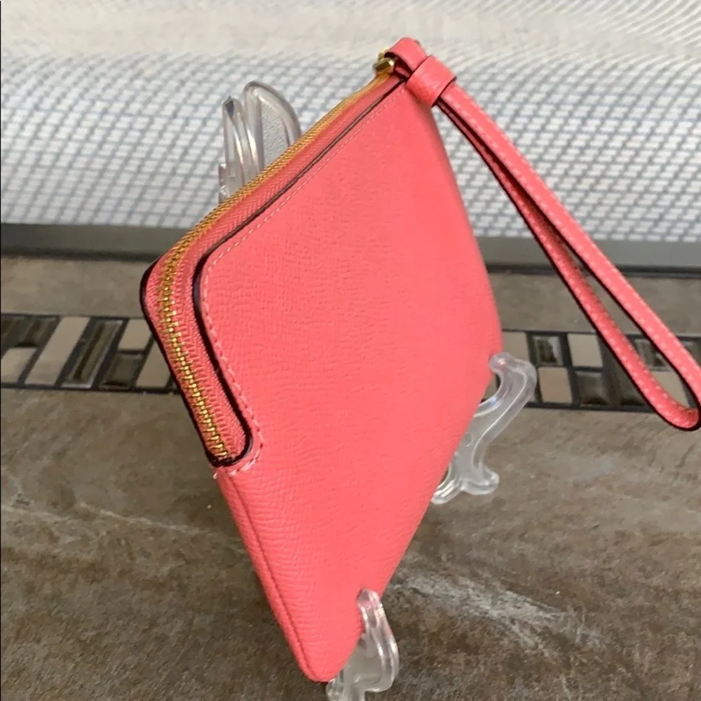 COACH Corner Zip Wristlet Imita gold/Bright Coral